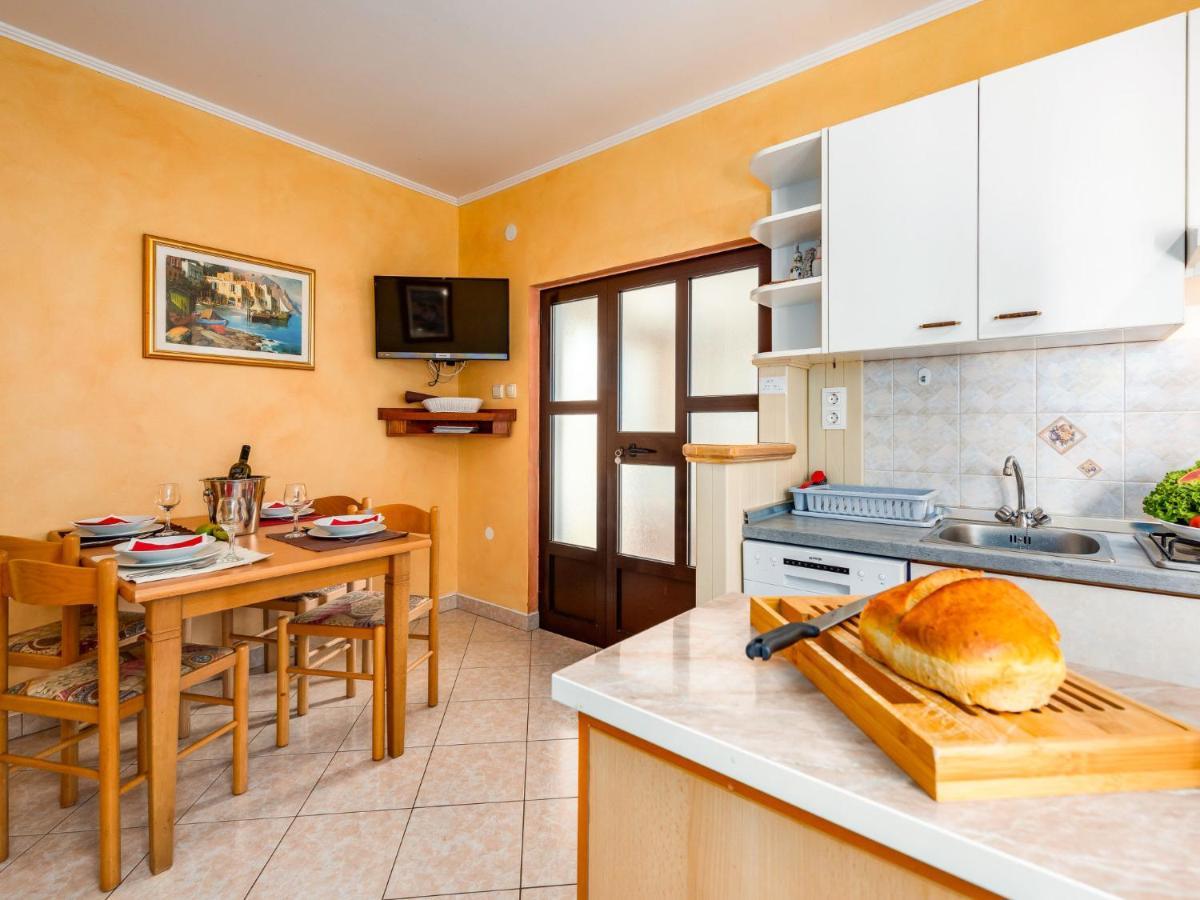 Holiday Home Hacienda - Pzn316 By Interhome Tinjan Bagian luar foto
