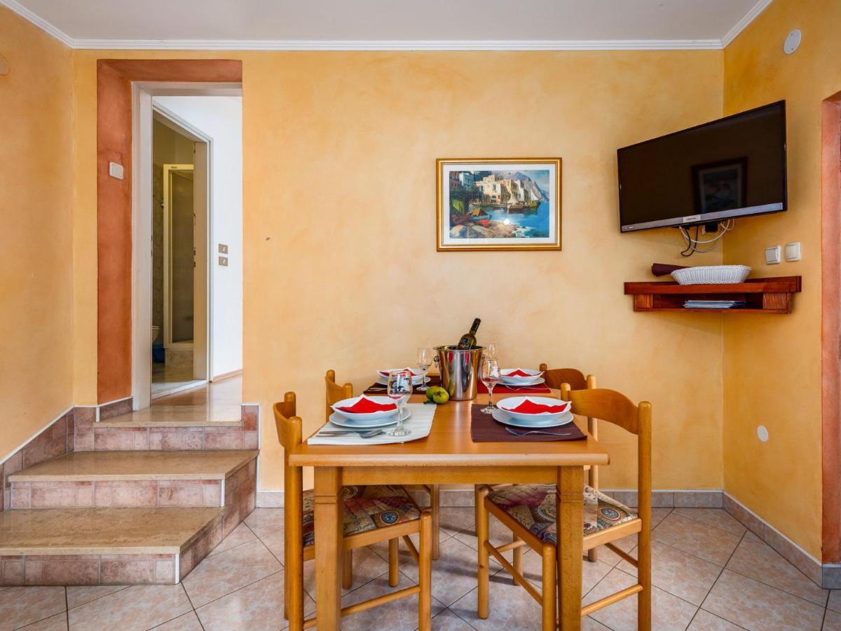 Holiday Home Hacienda - Pzn316 By Interhome Tinjan Bagian luar foto