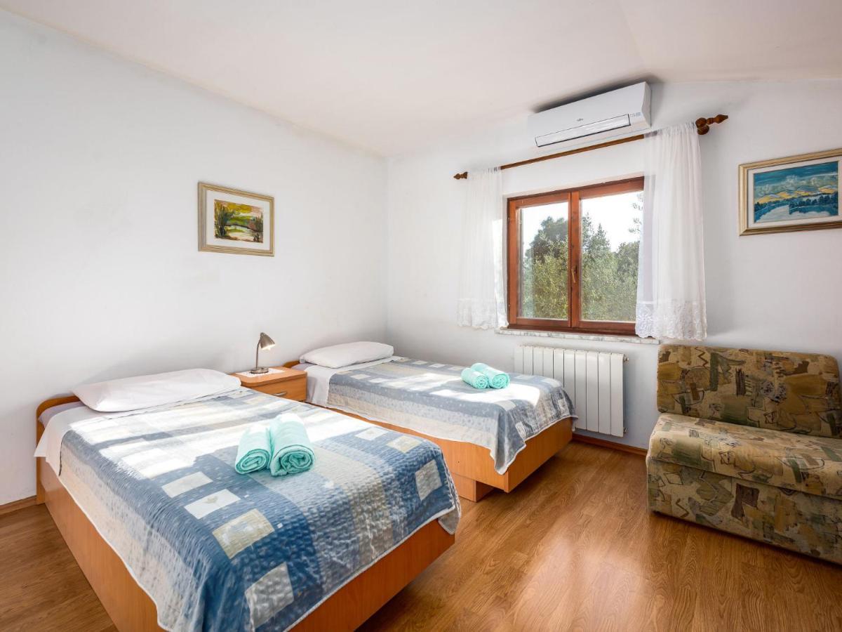Holiday Home Hacienda - Pzn316 By Interhome Tinjan Bagian luar foto